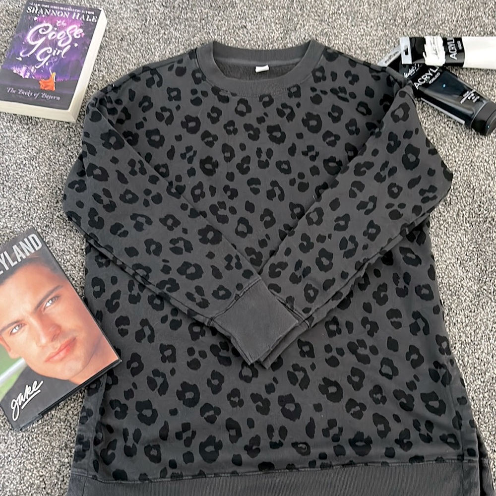 Old navy black cheetah sweatshirt!🖤🩶